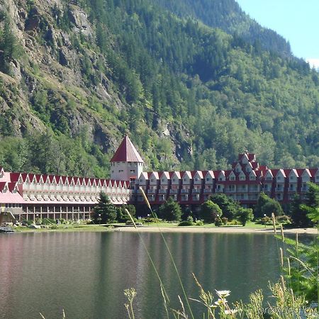 Three Valley Lake Chateau Ревелстоук Екстериор снимка