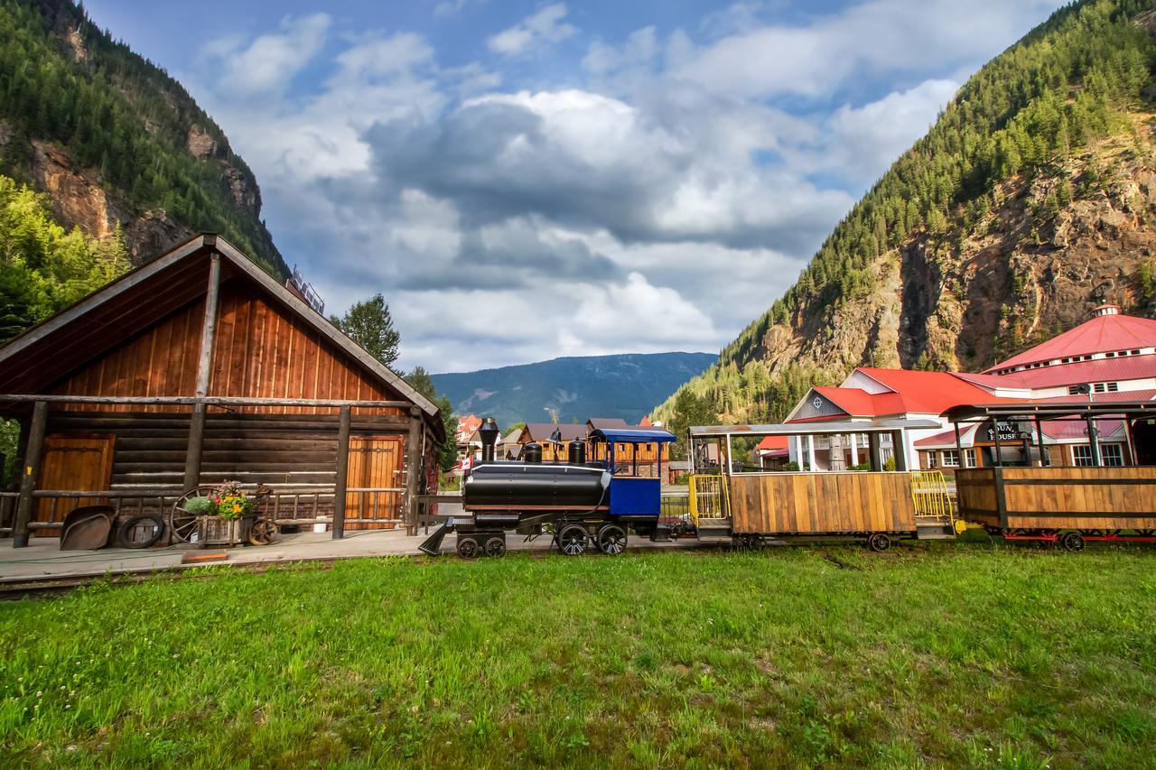 Three Valley Lake Chateau Ревелстоук Екстериор снимка